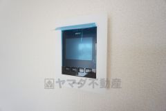 防犯はもちろん、セールスマン対策にもなるモニター付きインターホンです。 来訪者の顔が見えるので安心ですね＾＾