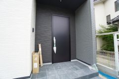家の顔となる玄関扉がかっこいいと、たくさんの人を招き入れたくなりますね＾＾奥まって設置されており、雨にも濡れにくくなっています。