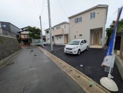 南東側約4ｍの公道に面しています。
