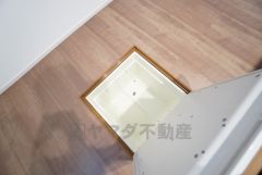 キッチンに床下収納があります。長期保存ができるもの、調理器具、防災グッズを入れておくのもいいですね。