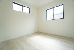 2面採光を確保した明るい室内は、風通しも良く、大変居心地の良い空間となっております。日当たりがよく、子供部屋としての利用もおすすめ。