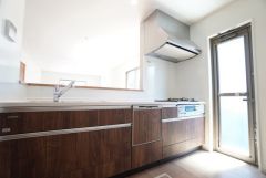 カウンタートップは耐熱性に優れており、日ごろのお掃除もふき取るだけでＯＫ。