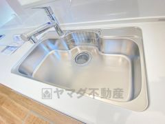 大きなお鍋も楽々洗える幅の広いシンクです＾＾ステンレスシンクなので簡単にお掃除できますよ。洗剤やスポンジもすっきりできる収納付き。