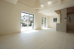 大きな掃き出し窓のあるリビングは、陽光あふれる明るい空間です。ゆったりと寛げる憩いの場となりそうです。