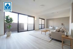 家具はCGによるイメージです。大きな窓のあるリビングは、陽光あふれる明るい空間です。居心地良く、ご家族皆がゆったり寛げる憩いの空間となりそうです。