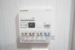 浴室暖房乾燥機には、暖房、乾燥、涼風、換気の4つの機能が付いています。タイマー付きです。換気・雨の日の洗濯も安心です＾＾