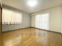 2面採光を確保した明るい室内は、風通しも良く、大変居心地の良い空間となっております。日当たりがよく、子供部屋としての利用もおすすめ。