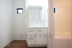 三面鏡裏収納付き洗面化粧台です＾＾ 歯磨きセットやスキンケア用品などの収納に便利ですね。 生活感も隠すことができ、来客時にも安心です。