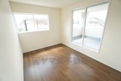 2面採光を確保した明るい室内は、風通しも良く、大変居心地の良い空間となっております。