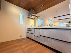 対面式キッチンなのでリビングにいるご家族とコミュニケーションを取りながら洗い物や、お料理が楽しめそうですね＾＾