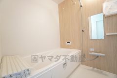 1日の疲れを癒すくつろぎのバスルーム。足を伸ばしてもゆったりと入れるサイズです。お子様と一緒にお風呂に入っても狭くないですね＾＾