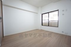 5.6帖。木の温もりがやさしいフローリングとシンプルなクロスで、住む人のこだわりを活かす洋室＾＾クローゼットもあり荷物もすっきり片付けられ、ゆとりのある暮らしが出来ます＾＾ 