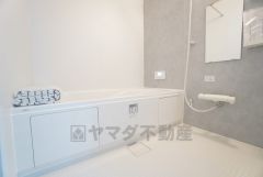 1日の疲れを癒すくつろぎのバスルーム。足を伸ばしてもゆったりと入れるサイズです。お子様と一緒にお風呂に入っても狭くないですね＾＾