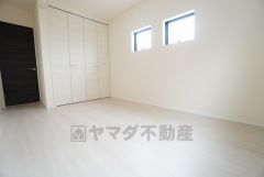 6.5帖。住む人のこだわりを活かす洋室＾＾広めのクローゼットもあり荷物もすっきり片付けられ、ゆとりのある暮らしが出来ます＾＾ 