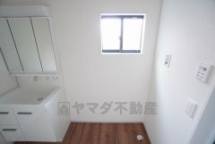 ランドリースペース上部には窓も付いており換気に便利です＾＾