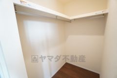 洋室にはハンガーパイプ付きのウォークインクローゼットが設けられています。たっぷり収納できるので衣替えの心配もいりませんね＾＾