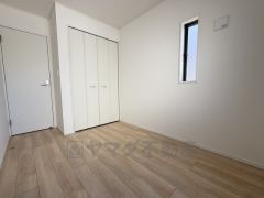 4.4帖洋室。住む人のこだわりを活かす洋室＾＾広めのクローゼットもあり荷物もすっきり片付けられ、ゆとりのある暮らしが出来ます＾＾