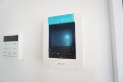防犯はもちろん、セールスマン対策にもなるモニター付きインターホンです。 来訪者の顔が見えるので安心ですね＾＾