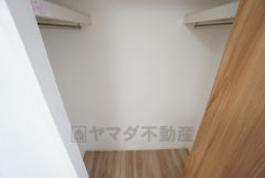 洋室にはハンガーパイプ付きのウォークインクローゼットが設けられています。たっぷり収納できるので衣替えの心配もいりませんね＾＾ 全居室収納付き。 