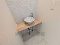 2階お手洗いカウンター。 アクセントクロスでおしゃれ感あり＾＾  2階に手洗いカウンターがあることで、家族全員が手を洗う際に衛生的な環境が常に整えられます＾＾