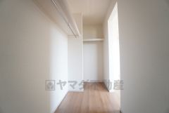 洋室にはハンガーパイプ付きのウォークインクローゼットが設けられています。たっぷり収納できるので衣替えの心配もいりませんね＾＾