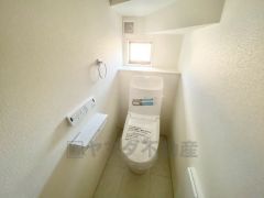 1階2階の2ヶ所にトイレがありますので、忙しい朝にも家族に気を使わず、ゆとりが生まれますね＾＾ 小窓付きで換気する時に便利です＾＾