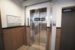 重い荷物を運ぶのにも便利なエレベーター付です。