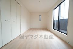 9.5帖。主寝室としてお使いいただけそうなこちらのお部屋は、日当たりが良く、爽やかな風を感じて起きる朝は、快適生活の始まりに。 