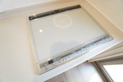 お手入れのしやすいIHクッキングヒーターです。3口コンロなので、効率よくお料理が楽しめます。毎日のお料理も楽しくなりますね＾＾