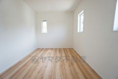 6帖。2面採光を確保した明るい室内は、風通しも良く、大変居心地の良い空間となっております。日当たりがよく、子供部屋としての利用もおすすめ。