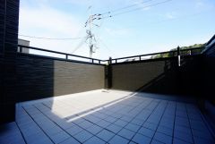 同仕様写真。大型のバルコニーは日当たり良好です。お洗濯物も気持ちよく干せそうです。日光浴をしたり、星を眺めたりも良いですね^^