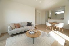 家族が集まる開放的なリビング。思い思いの時間を過ごしたり食事をしたり、素敵な団らんの場になりますね。