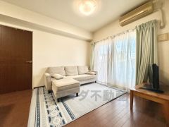 大きな掃き出し窓のあるリビングは、陽光あふれる明るい空間です。ゆったりと寛げる憩いの場となりそうです。 