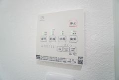 浴室暖房乾燥機には、暖房、乾燥、涼風、換気の4つの機能が付いています。タイマー付きです。換気・雨の日の洗濯も安心です＾＾