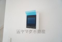 防犯はもちろん、セールスマン対策にもなるモニター付きインターホンです。 来訪者の顔が見えるので安心ですね＾＾