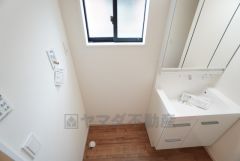 ランドリースペース上部には窓も付いており換気に便利です＾＾