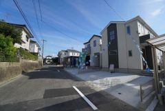 前面道路は北東側、約6ｍの公道に面しています。