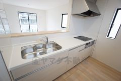 対面式キッチンなのでリビングにいるご家族とコミュニケーションを取りながら洗い物や、お料理が楽しめそうですね＾＾