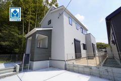 新築戸建て・オール電化・カースペース4台確保＾＾シンプルでありながらも印象を与える内外のつながりを意識したデザインスタイルです。