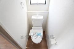1階2階の2ヶ所にトイレがありますので、忙しい朝にも家族に気を使わず、ゆとりが生まれますね＾＾ 小窓付きで換気する時に便利です＾＾