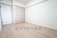 洋室。こちらのお部屋は木の温もりがやさしいフローリングとシンプルなクロスです＾＾