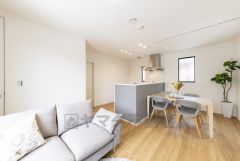 家族が集まる開放的なリビング。思い思いの時間を過ごしたり食事をしたり、素敵な団らんの場になりますね。 