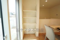 キッチン前面にも収納完備＾＾食事で利用するものだけでなく、爪切りやお薬箱などの細かな生活用品、学校関係の書類などもスッキリ収納できそうですね。