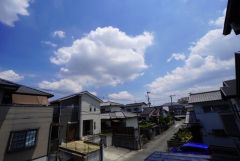 目の前に日差しを遮る建物がないので、日当たり＆風通し良好です＾＾心地よい自然の光や風を感じることができ、ほどよく開放感のある空間がつくれます。