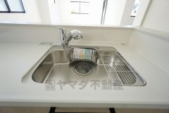 色も形もキレイなシンクは、広さも確保しているので、大きめの鍋も簡単に洗えます。