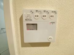 浴室暖房乾燥機には、ミストサウナ、暖房、乾燥、換気の4つの機能が付いています。タイマー付きです。換気・雨の日の洗濯も安心です＾＾
