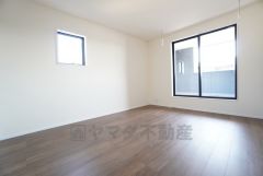 主寝室としてお使いいただけそうなこちらのお部屋は、日当たりが良く、爽やかな風を感じて起きる朝は、快適生活の始まりに。