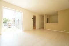 大きな窓のあるリビングは、陽光あふれる明るい空間です。居心地良く、ご家族皆がゆったり寛げる憩いの空間となりそうです。