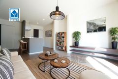 大きな掃き出し窓のあるリビングは、陽光あふれる明るい空間です。ゆったりと寛げる憩いの場となりそうです。家具はCGによるイメージです。