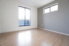 7.1帖。主寝室としてお使いいただけそうなこちらのお部屋は、日当たりが良く、爽やかな風を感じて起きる朝は、快適生活の始まりに。